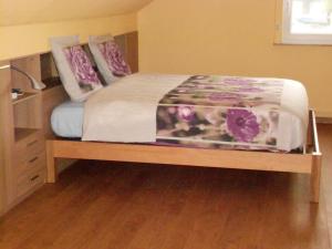 AmougiesGite de la Rhosnes的一间卧室配有一张带桌子和枕头的床。