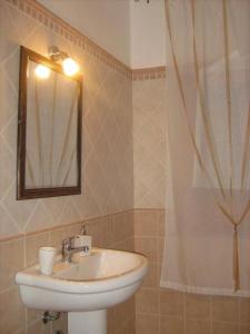 帕瑟科帕切科B&B酒店的一间带水槽、镜子和淋浴的浴室