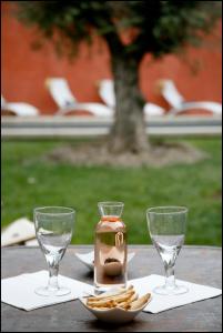 于泽斯高棉科特迪瓦于泽斯住宿加早餐旅馆的一张桌子,上面放有两杯酒杯和一盘饼干