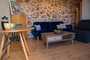 AbirimCozy Galilee Getaway的客厅配有蓝色的沙发和桌子