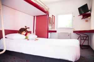 沙勒罗瓦沙勒罗瓦典雅生态酒店的卧室内床边的娃娃