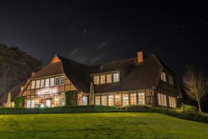 朗根哈根Landhaus am Golfpark的一座大房子晚上灯火通明