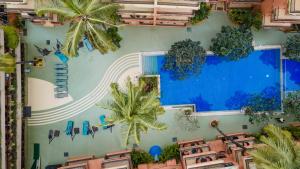 卡兰古特奈朗斯大酒店的享有度假村游泳池的空中景致