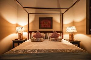 乔治市柏那卡精品酒店的一间卧室,两边都配有一张床和两盏灯