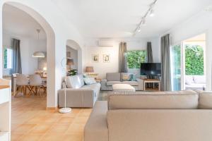 洛尼亚德圣佩德尔S'EMBAT的一间带白色家具的客厅和一间餐厅