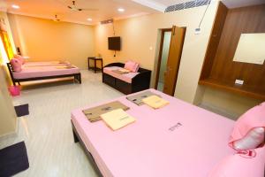 坦贾武尔RAMANA'S HOME STAY Apartment Hotel Kumbakonam的一间医院间,配有两张床和一张桌子