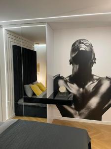 莱格尼察Prestige Line Manhattan的人胸 ⁇ 卧室里的镜子