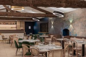 罗讷河畔沙斯LE DOMAINE DE GORNETON的一间带桌椅的餐厅和一个酒窖