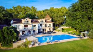 阿尔比拉里塞尔维亚酒店的享有带游泳池的大房子的空中景致