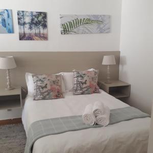 哈博罗内Aflica Apartments的一间卧室配有一张床,上面有两条毛巾