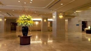 东京Hotel Grand Hill Ichigaya的大堂内有黄色花瓶