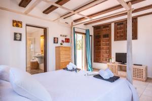 哈维亚Villa Luna的卧室配有一张白色大床和电视。