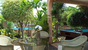 圣勒Villa Sea View的一个带玻璃桌椅的庭院和一个游泳池