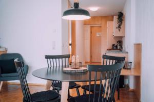 施勒肯Apartment Mohnenfluh的厨房里设有一张黑色餐桌和椅子
