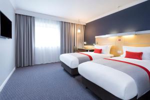 南安普敦快捷假日南安普敦M27高速公路7号岔口酒店的酒店客房设有两张床和电视。