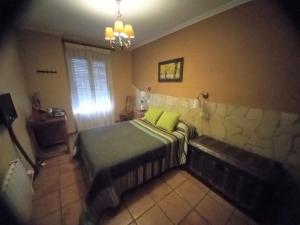 Campillo de AltobueyPosada de Campillo的一间卧室配有一张带两个石灰绿色枕头的床