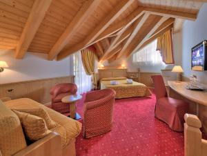 迪马罗罗萨蒂运动酒店的酒店客房带两张床和一个客厅