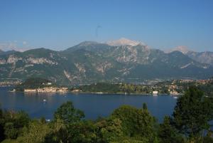 特雷梅佐鲁塞尔酒店的享有以山脉为背景的湖泊美景