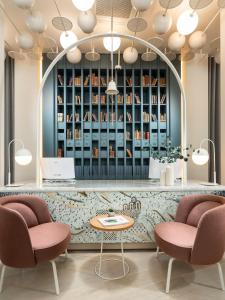 伊斯坦布尔Ecole St. Pierre Hotel的大堂设有带2把椅子和1张桌子的酒吧