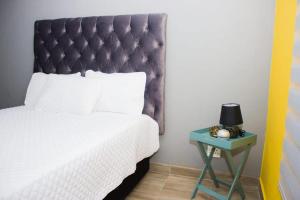 索韦托Rukza's Guest House的一间卧室配有一张床和一张边桌