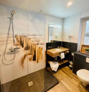 诺登Stadthotel-Garni Smutje的带淋浴、盥洗盆和卫生间的浴室