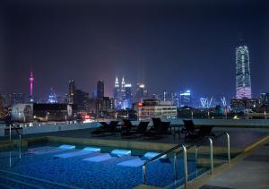 吉隆坡KL One Residence by Nest Home [Infinity Pool & KL Skyline]的游泳池,晚上可欣赏到城市景观