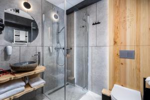 扎科帕内Villa 7 Folk & Modern的带淋浴和盥洗盆的浴室