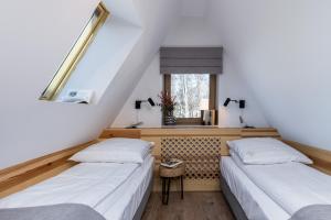 扎科帕内Villa 7 Folk & Modern的带窗户的客房内的两张床