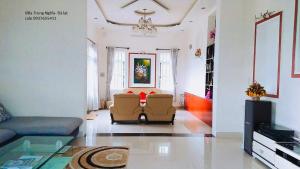 大叻Villa Trung Nghĩa 30的客厅配有两把椅子和一张沙发