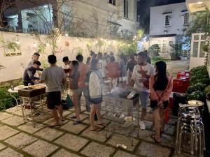 大叻Villa Trung Nghĩa 30的一群人站在烧烤架上