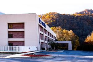 切罗基Bay Mountain Inn Cherokee Smoky Mountains的酒店建筑背景是一座山