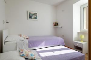 斯顿Holiday Home Anima Maris的小型客房 - 带2张床和窗户