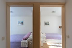 斯顿Holiday Home Anima Maris的一间卧室设有两扇门,可通往一张床