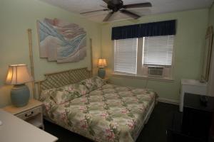 西棕榈滩Hotel Evernia的一间卧室配有一张床和吊扇