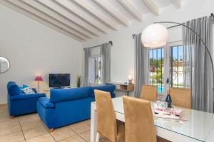 哈维亚Montrose的客厅配有蓝色的沙发和桌子