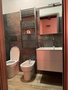 米兰Poste Regie - Milan Guest House的一间带卫生间和水槽的浴室