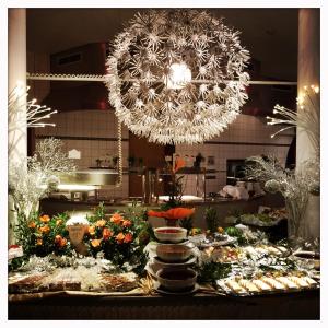 上柯尼希山麓米尔巴赫Aldiana Club Hochkönig的厨房里摆放着鲜花和吊灯的桌子