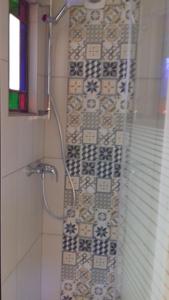 圣纳博尔德Cabane de l'aventurier的一间带淋浴的浴室和瓷砖墙