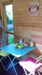圣纳博尔德Cabane de l'aventurier的一张蓝色桌子,上面放着两个绿色碗