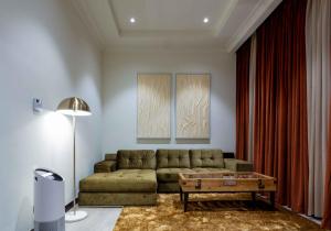 阿克拉D'avenue Boutique Hotel Accra的带沙发和咖啡桌的客厅