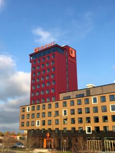 隆德Motel L Lund的上面有一座红色建筑的酒店