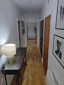 亚姆Award Winning Apartment in Yarm, North Yorkshire的走廊上设有桌子和台灯