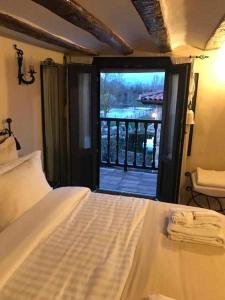 拉瓜迪亚La Posada de Leza的一间卧室设有一张床,享有阳台的景色