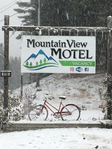 StrattonMountain View Motel & Campground的停在山景汽车旅馆标志旁的自行车