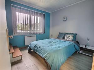 Gretz-ArmainvilliersChalet ( Paris , Disneyland )的蓝色的卧室设有床和窗户