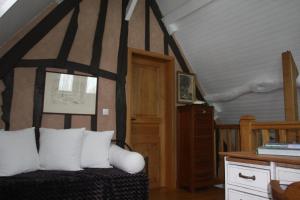 FultotLa Main Ouverte的卧室配有黑色和白色的床以及白色枕头。