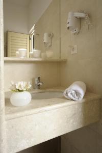 圣加利尼格拉罗斯公寓式酒店的一间带毛巾和水槽的浴室