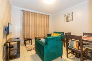 埃尔多雷特Fully furnished 1-bedroom Apartment in Eldoret的客厅配有沙发和桌子