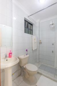 埃尔多雷特Fully furnished 1-bedroom Apartment in Eldoret的白色的浴室设有卫生间和水槽。