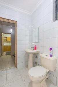 埃尔多雷特Fully furnished 1-bedroom Apartment in Eldoret的一间带卫生间和水槽的浴室
